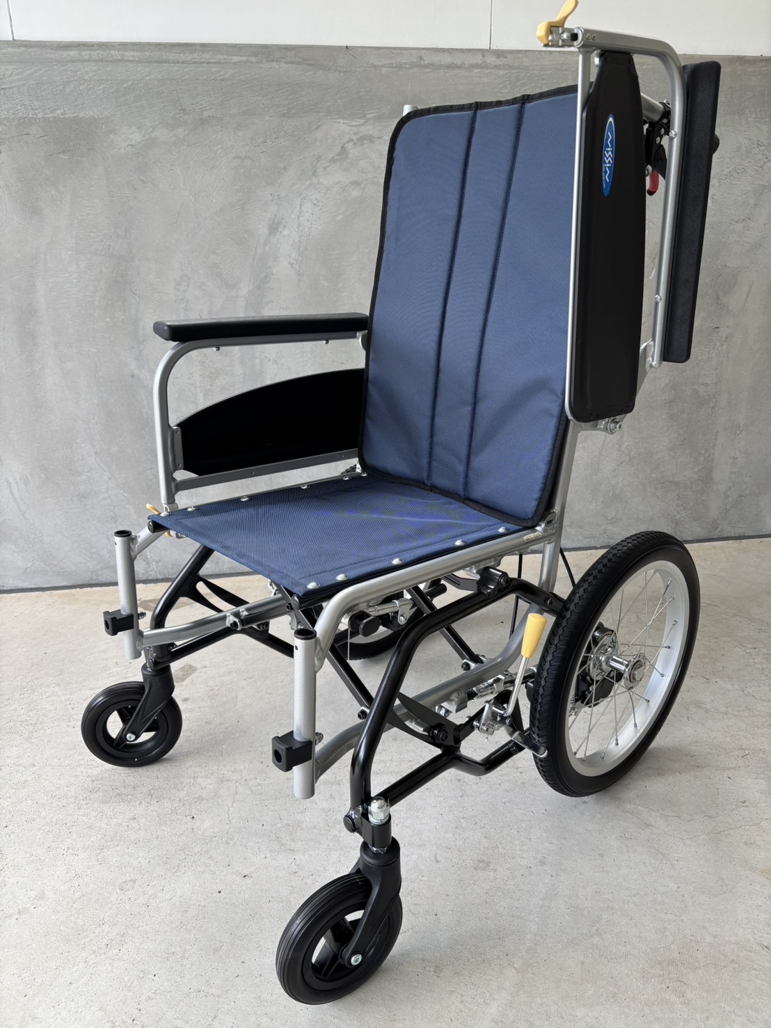 車いす：ティルト式