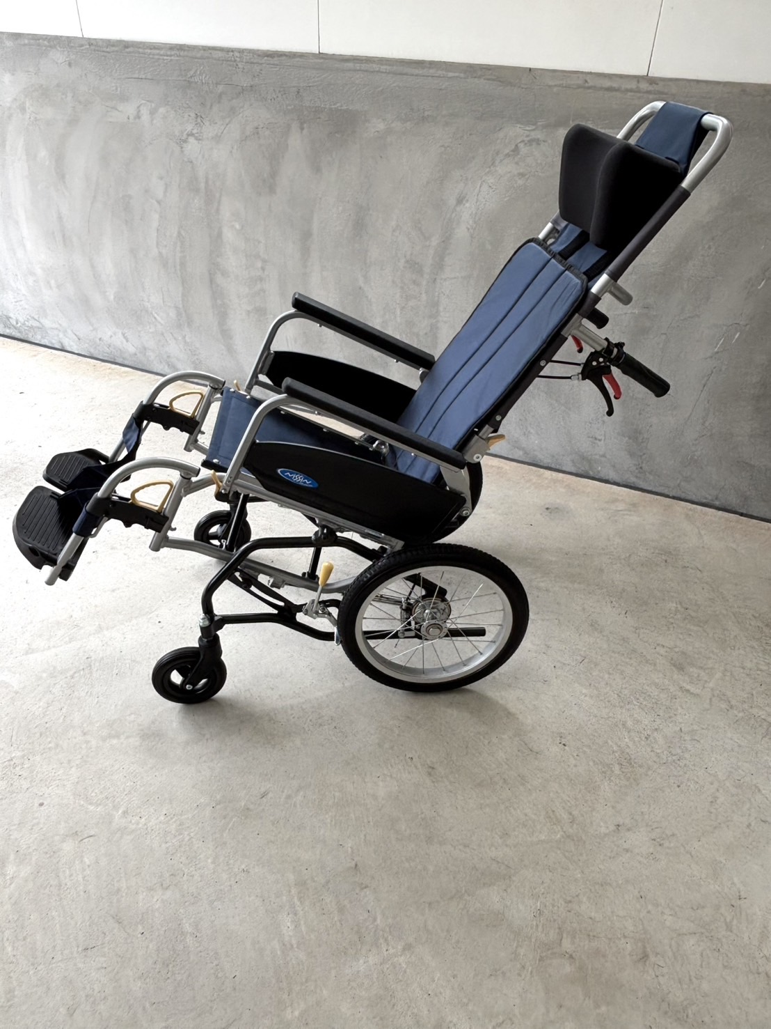 車いす：ティルト式