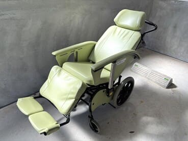 リクライニング式車いす