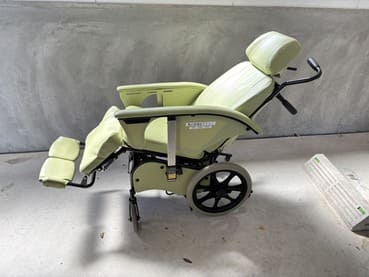 リクライニング式車いす